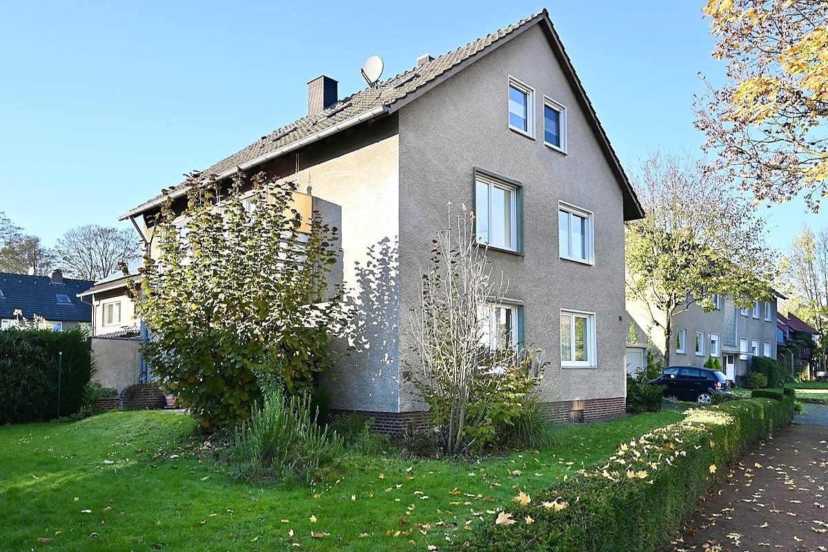 Hausansicht seitlich mit Gartenblick