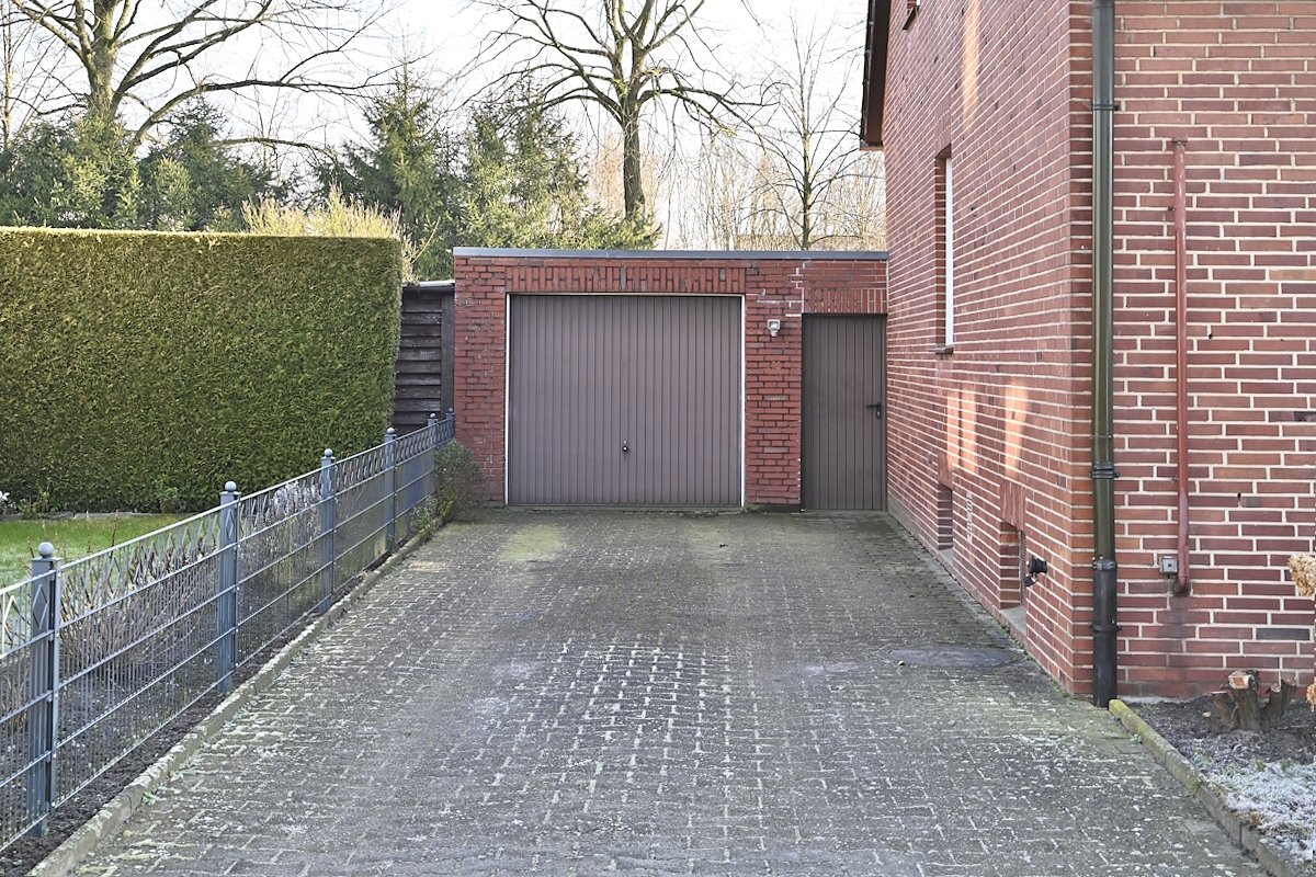 Links neben dem Haus Garageneinfahrt